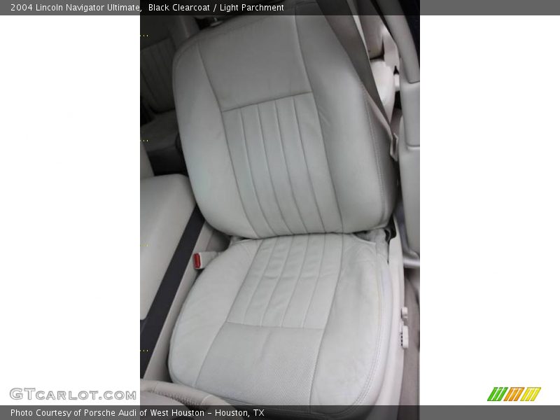 Black Clearcoat / Light Parchment 2004 Lincoln Navigator Ultimate