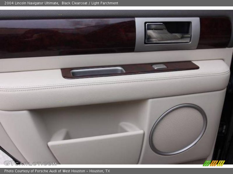 Black Clearcoat / Light Parchment 2004 Lincoln Navigator Ultimate
