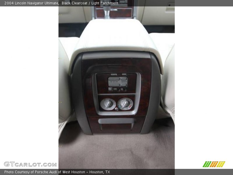 Black Clearcoat / Light Parchment 2004 Lincoln Navigator Ultimate