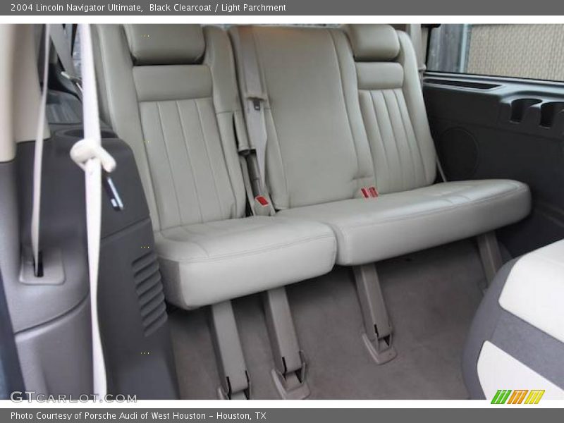 Black Clearcoat / Light Parchment 2004 Lincoln Navigator Ultimate
