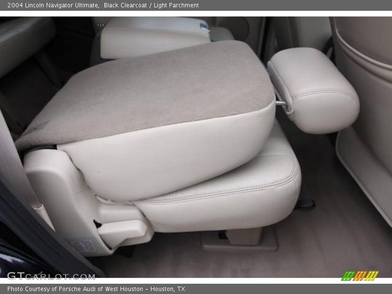 Black Clearcoat / Light Parchment 2004 Lincoln Navigator Ultimate