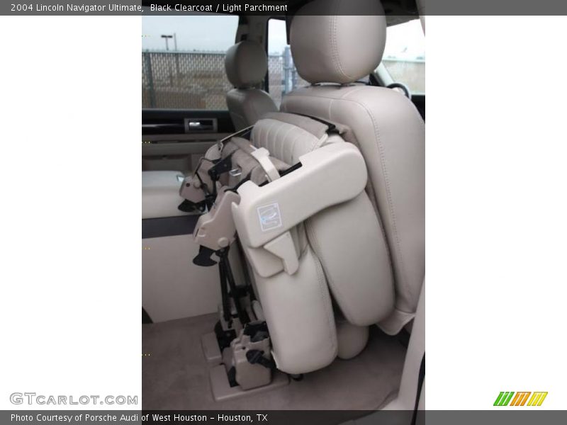 Black Clearcoat / Light Parchment 2004 Lincoln Navigator Ultimate