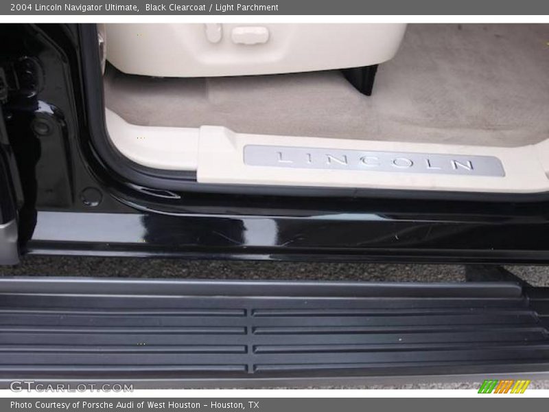 Black Clearcoat / Light Parchment 2004 Lincoln Navigator Ultimate