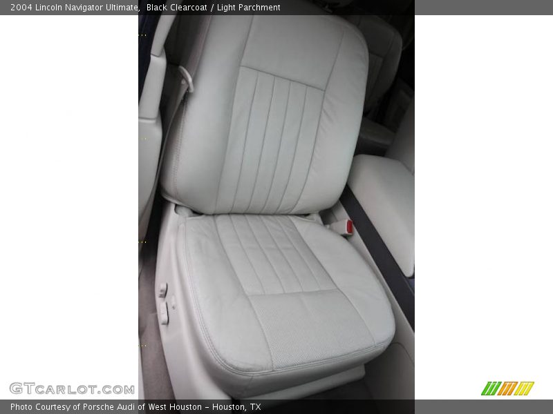 Black Clearcoat / Light Parchment 2004 Lincoln Navigator Ultimate