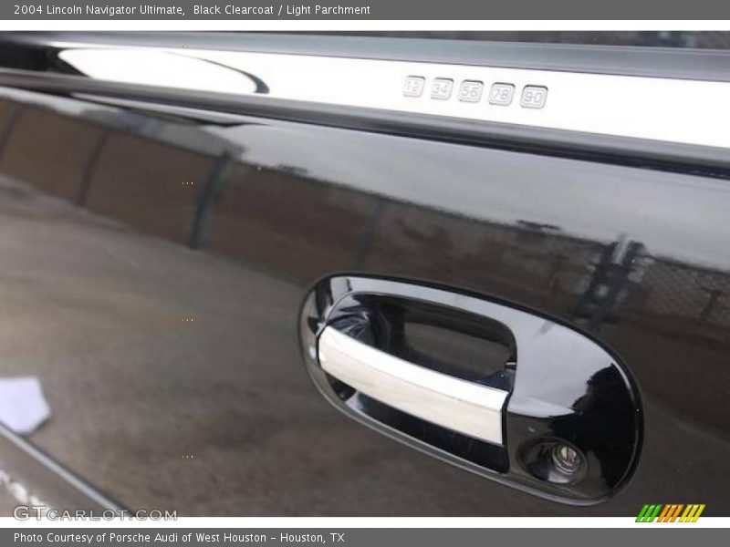 Black Clearcoat / Light Parchment 2004 Lincoln Navigator Ultimate