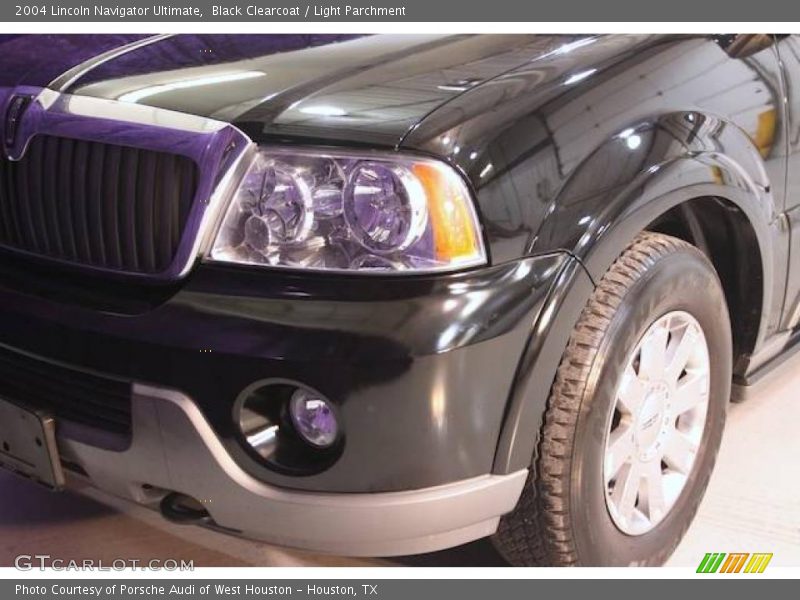 Black Clearcoat / Light Parchment 2004 Lincoln Navigator Ultimate