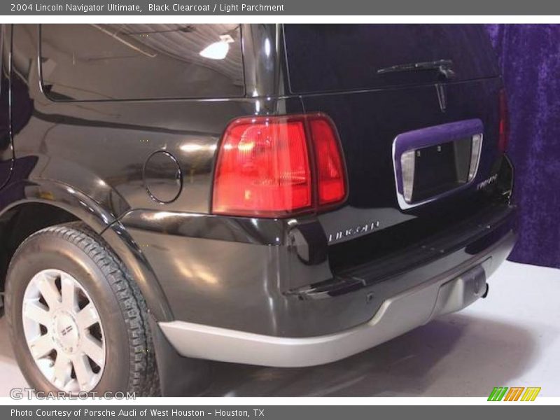 Black Clearcoat / Light Parchment 2004 Lincoln Navigator Ultimate