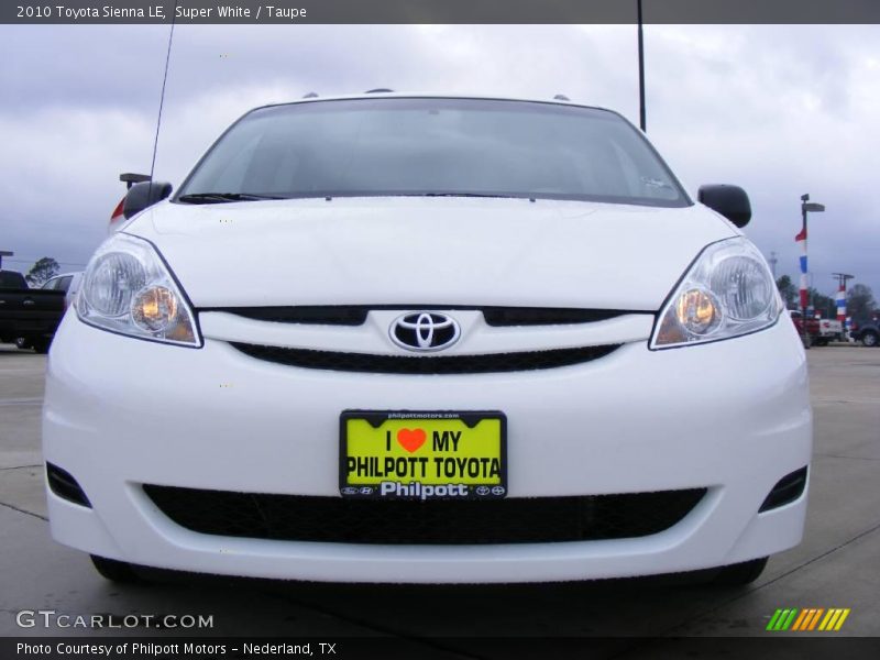 Super White / Taupe 2010 Toyota Sienna LE