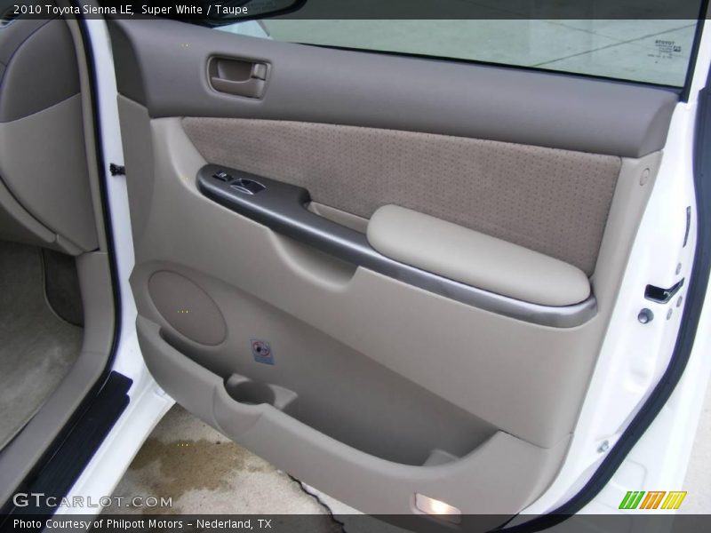 Super White / Taupe 2010 Toyota Sienna LE