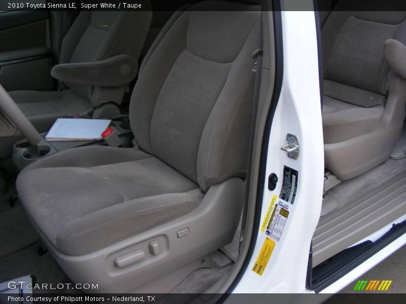 Super White / Taupe 2010 Toyota Sienna LE