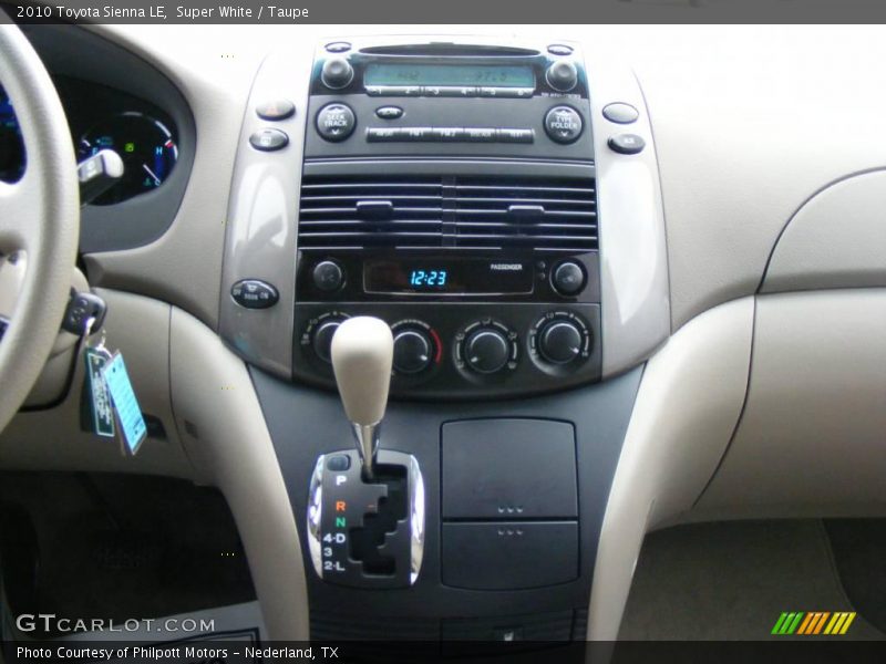 Super White / Taupe 2010 Toyota Sienna LE