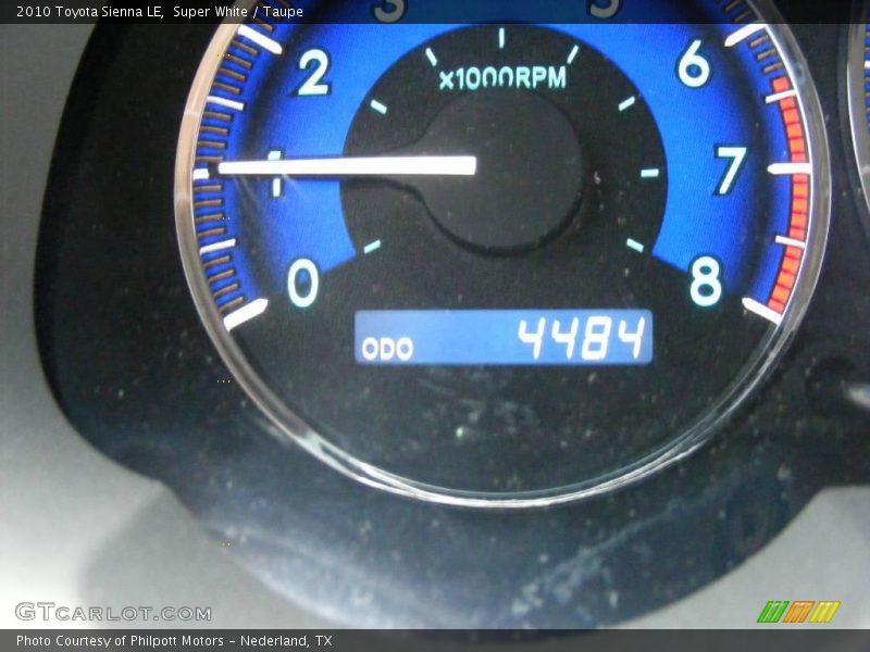 Super White / Taupe 2010 Toyota Sienna LE