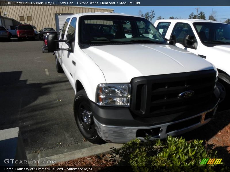Oxford White Clearcoat / Medium Flint 2007 Ford F250 Super Duty XL Crew Cab