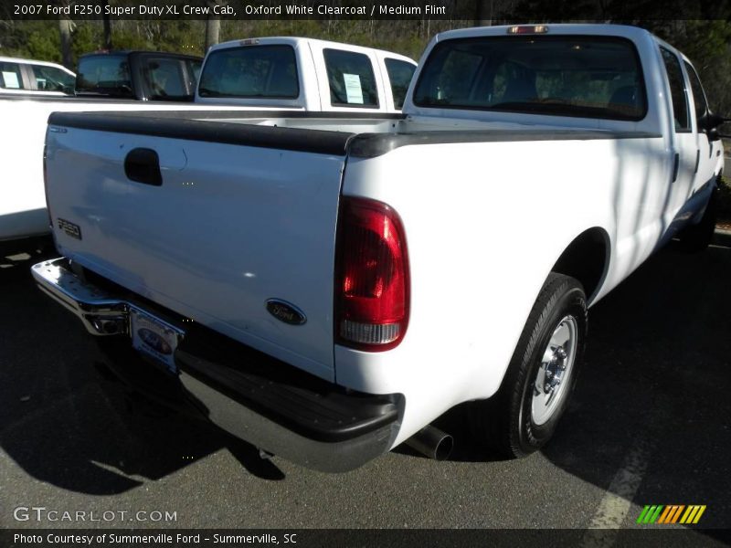 Oxford White Clearcoat / Medium Flint 2007 Ford F250 Super Duty XL Crew Cab