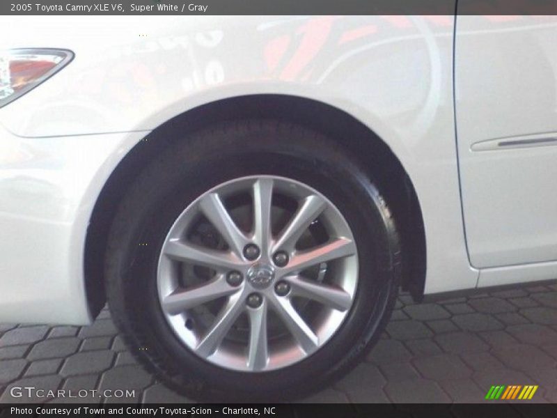 Super White / Gray 2005 Toyota Camry XLE V6
