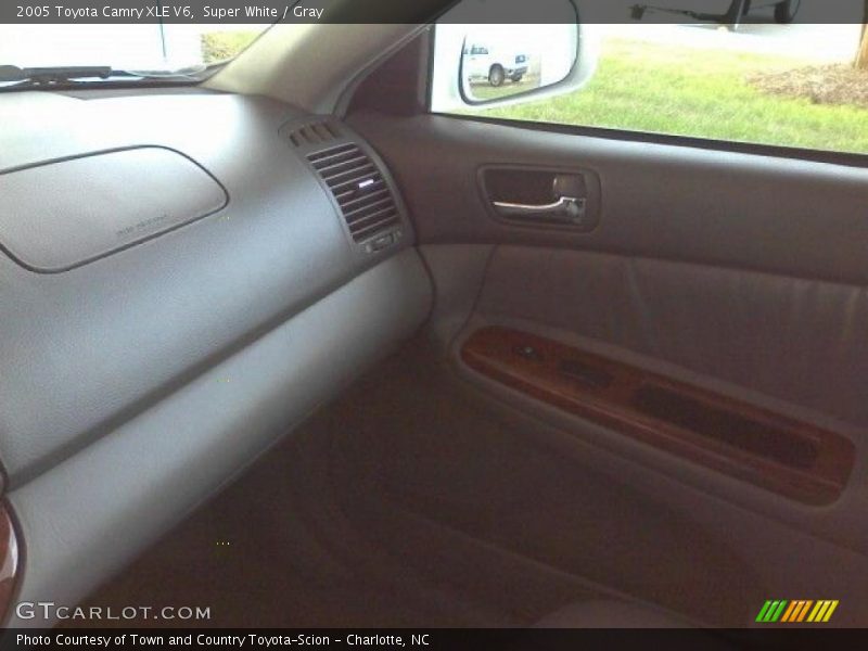Super White / Gray 2005 Toyota Camry XLE V6