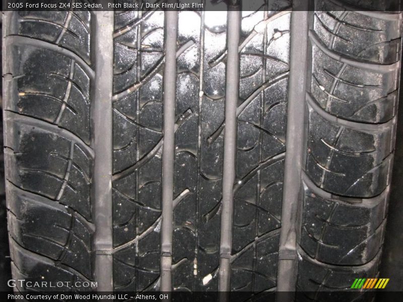 Pitch Black / Dark Flint/Light Flint 2005 Ford Focus ZX4 SES Sedan