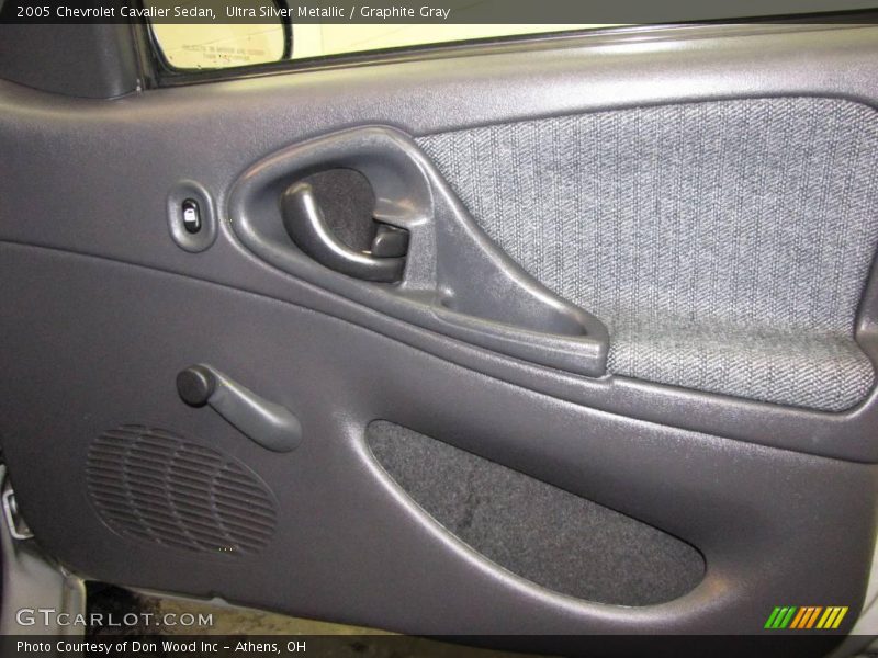 Ultra Silver Metallic / Graphite Gray 2005 Chevrolet Cavalier Sedan