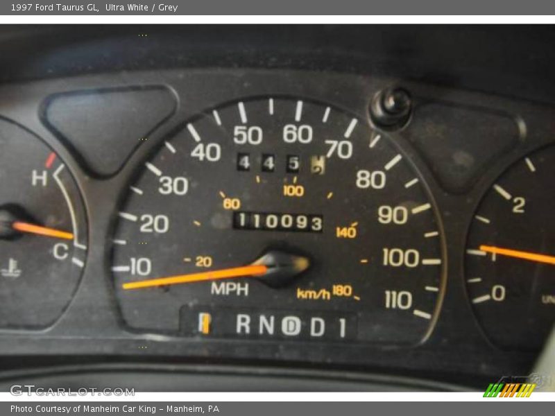 Ultra White / Grey 1997 Ford Taurus GL