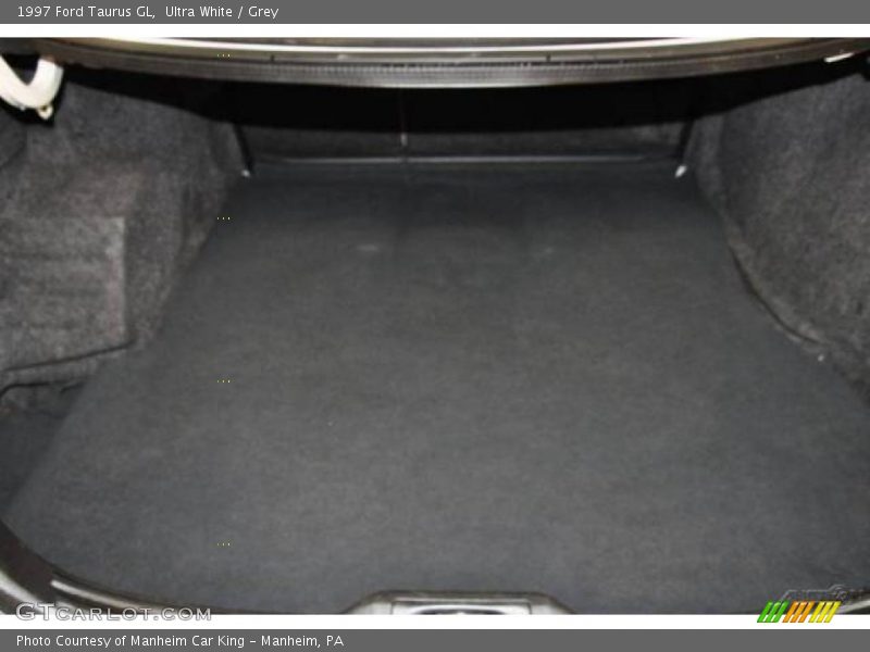 Ultra White / Grey 1997 Ford Taurus GL
