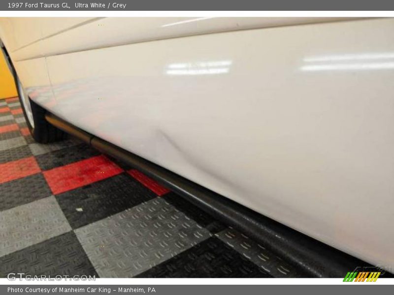 Ultra White / Grey 1997 Ford Taurus GL