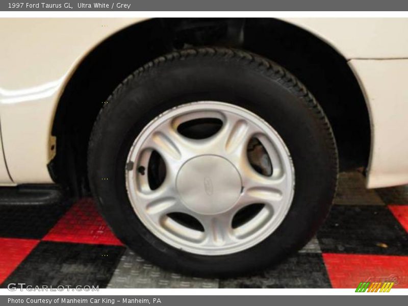 Ultra White / Grey 1997 Ford Taurus GL