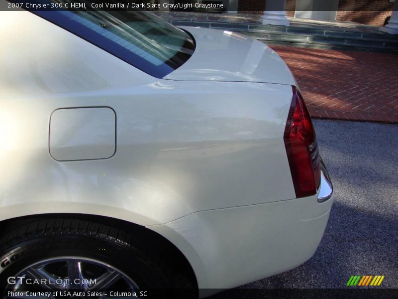 Cool Vanilla / Dark Slate Gray/Light Graystone 2007 Chrysler 300 C HEMI