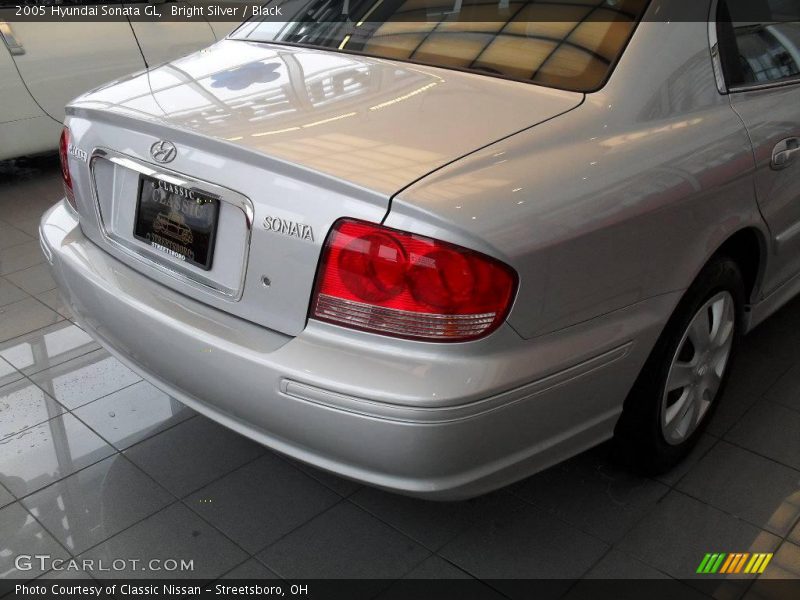 Bright Silver / Black 2005 Hyundai Sonata GL