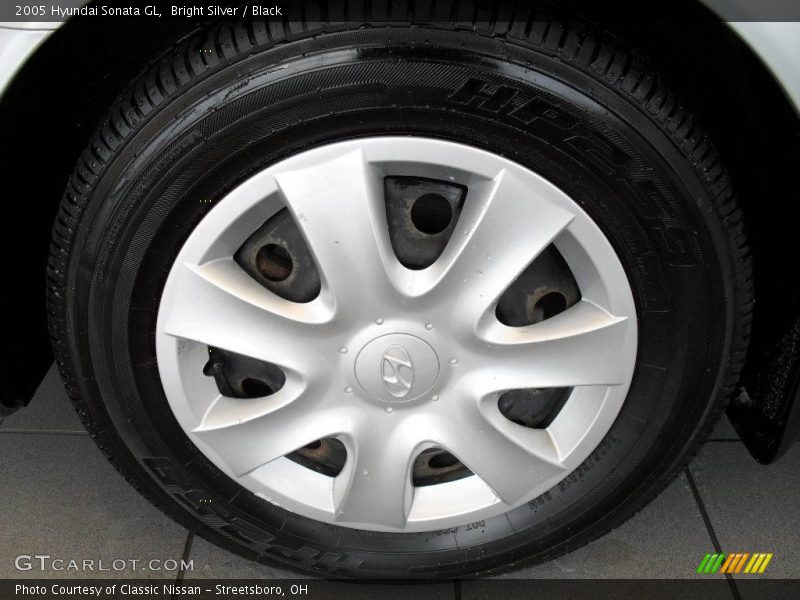 Bright Silver / Black 2005 Hyundai Sonata GL