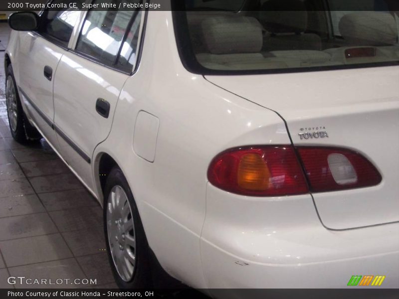 Super White / Pebble Beige 2000 Toyota Corolla CE
