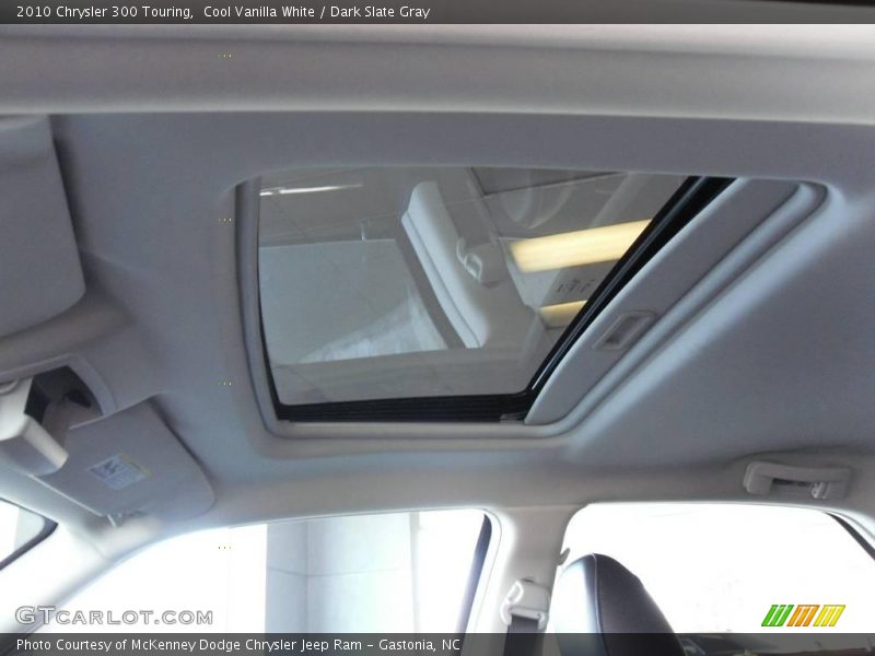 Cool Vanilla White / Dark Slate Gray 2010 Chrysler 300 Touring