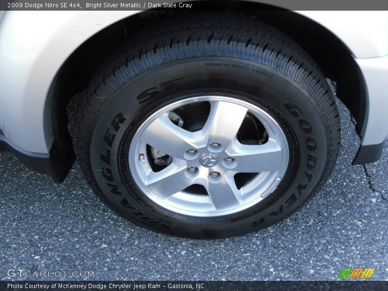 Bright Silver Metallic / Dark Slate Gray 2009 Dodge Nitro SE 4x4