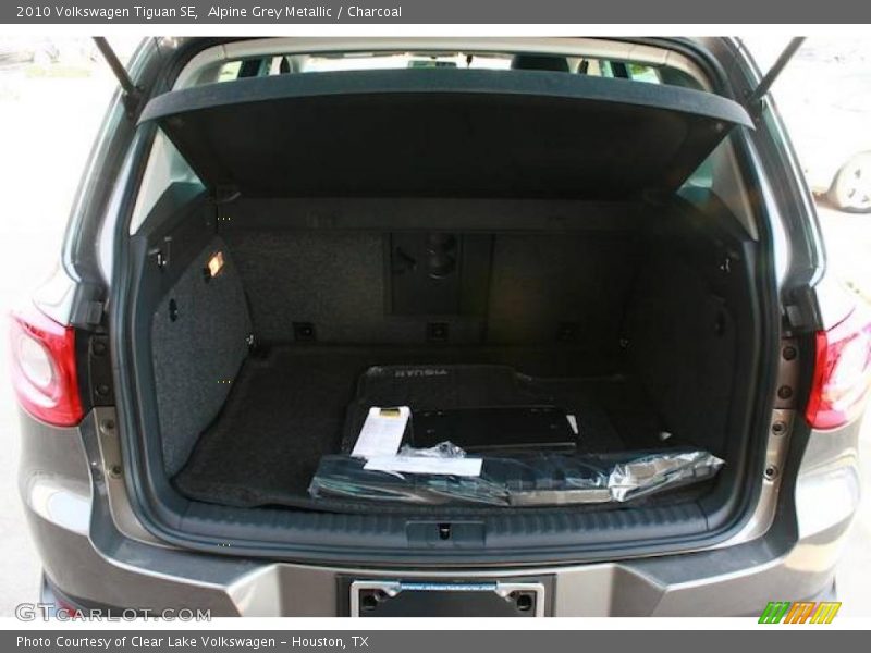 Alpine Grey Metallic / Charcoal 2010 Volkswagen Tiguan SE
