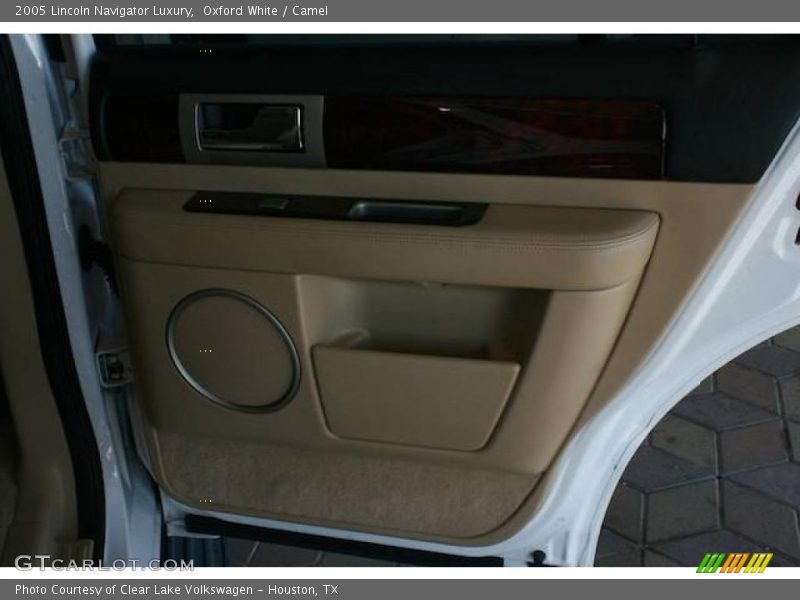 Oxford White / Camel 2005 Lincoln Navigator Luxury