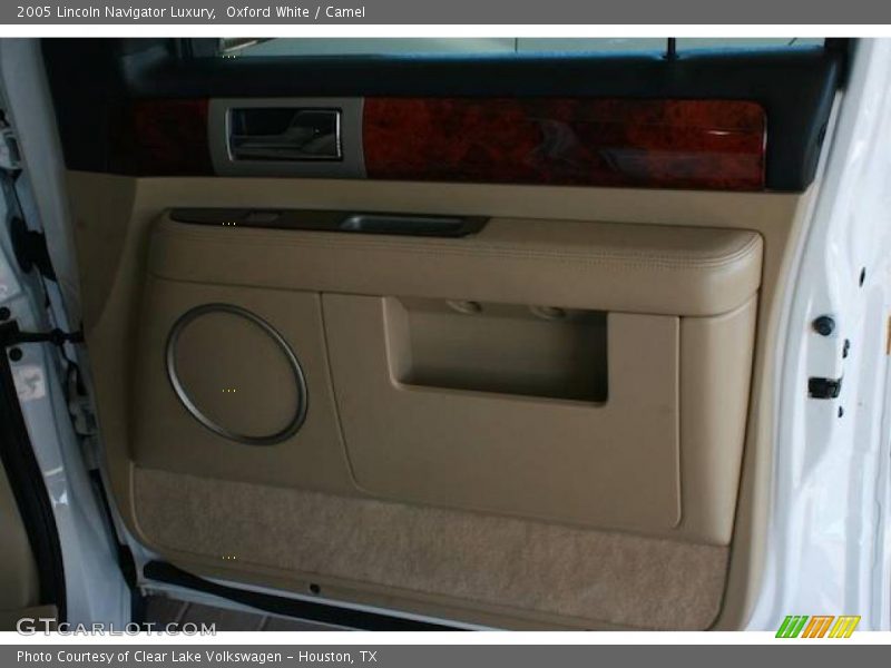 Oxford White / Camel 2005 Lincoln Navigator Luxury