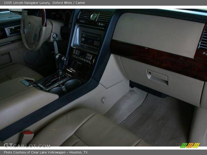 Oxford White / Camel 2005 Lincoln Navigator Luxury