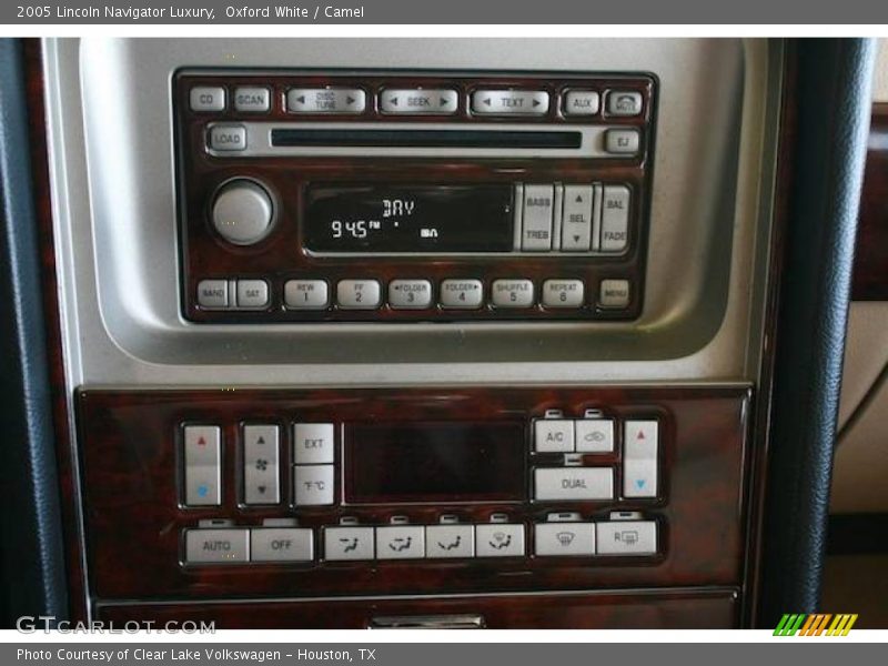 Oxford White / Camel 2005 Lincoln Navigator Luxury