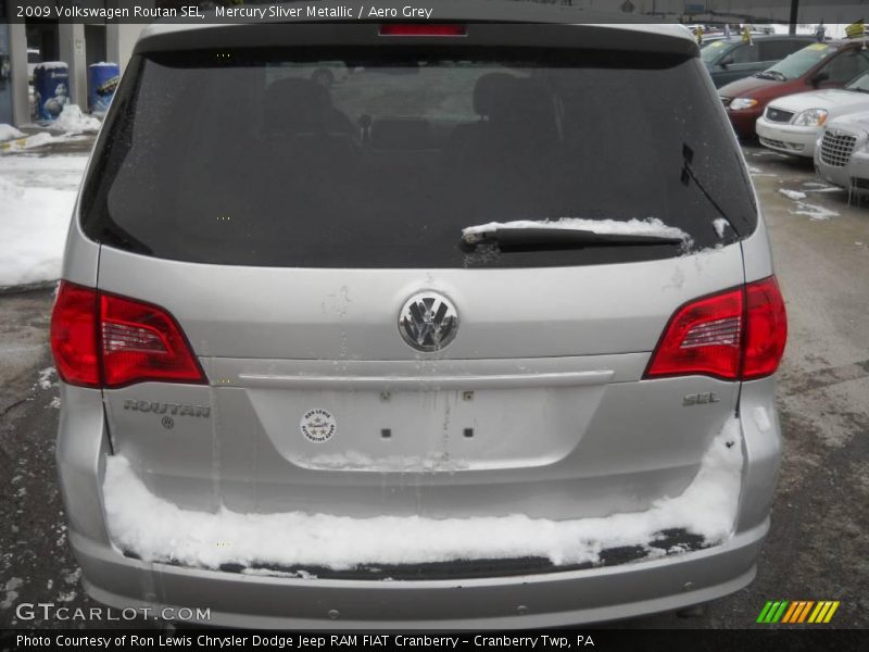 Mercury Sliver Metallic / Aero Grey 2009 Volkswagen Routan SEL