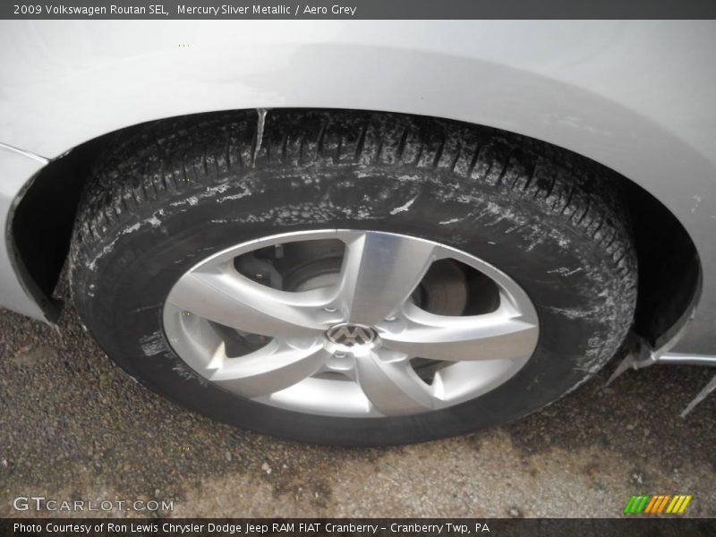 Mercury Sliver Metallic / Aero Grey 2009 Volkswagen Routan SEL