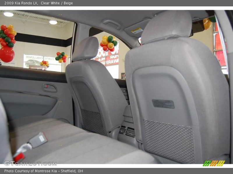 Clear White / Beige 2009 Kia Rondo LX