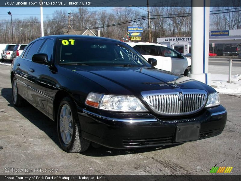 Black / Black 2007 Lincoln Town Car Executive L