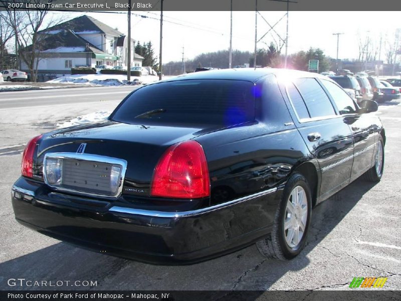Black / Black 2007 Lincoln Town Car Executive L