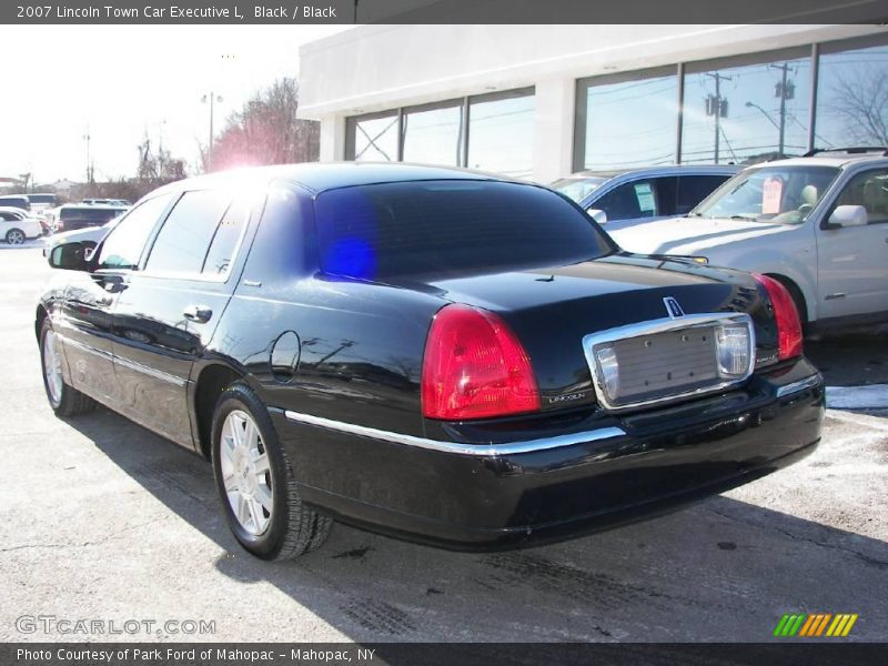 Black / Black 2007 Lincoln Town Car Executive L