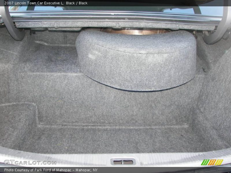 Black / Black 2007 Lincoln Town Car Executive L
