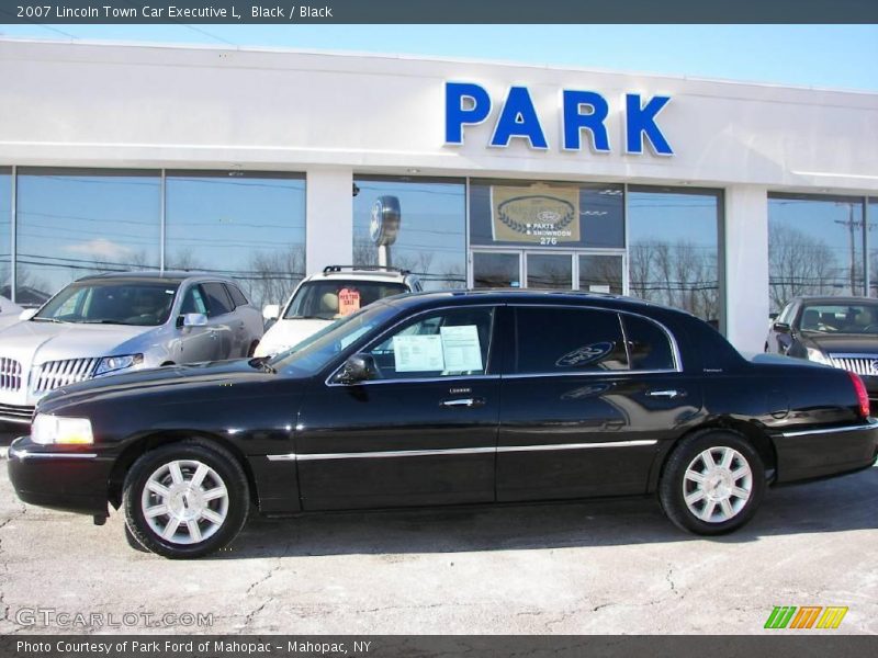 Black / Black 2007 Lincoln Town Car Executive L