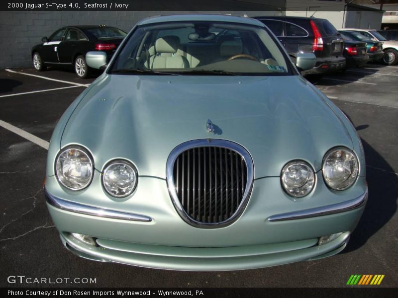 Seafrost / Ivory 2000 Jaguar S-Type 4.0