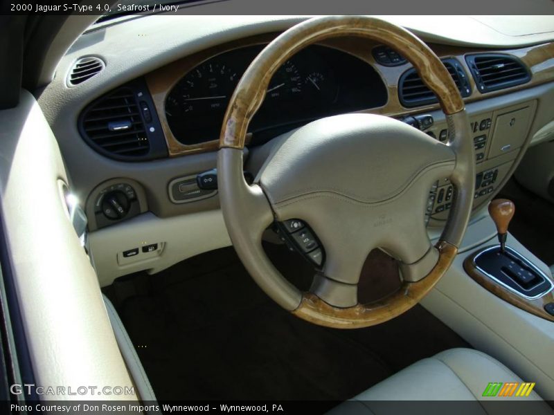 Seafrost / Ivory 2000 Jaguar S-Type 4.0