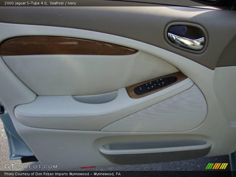 Seafrost / Ivory 2000 Jaguar S-Type 4.0