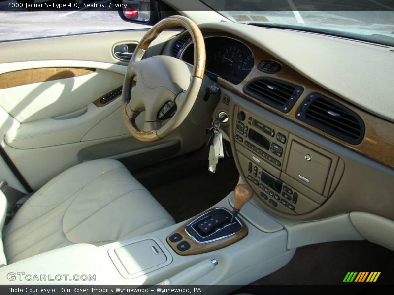 Seafrost / Ivory 2000 Jaguar S-Type 4.0