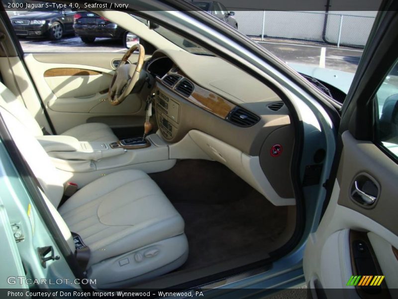 Seafrost / Ivory 2000 Jaguar S-Type 4.0